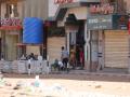 Los sudaneses se paran frente a una tienda en Jartum, Sudán