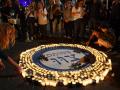 Los manifestantes encienden velas durante una manifestación en Tel Aviv