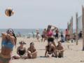 Varias jóvenes disputan un partido de vóley en la playa de la Malvarrosa en Valencia