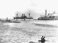 El Maine entrando en el puerto de La Habana el 25 de enero de 1898, tres semanas antes de su destrucción. A la derecha la fortaleza del Castillo del Morro NARA FILE #: 111-SC-94543 WAR & CONFLICT #: 270