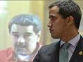 Juan Guaidó frente a una pantalla que representa al dictador Nicolás Maduro durante una sesión en la Asamblea Nacional en Caracas