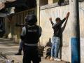 La Policía haitiana arresta a un hombre en la comuna de Turgeau de Port-au-Prince, Haití