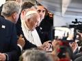 El Papa saluda a los periodistas en el avión, antes de llegar a Hungría