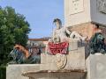 Las activistas en la fuente del Palacio Real