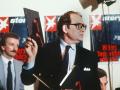 Gerd Heidemann (C), reportero de la revista 'Stern', con los cuadernos falsos, en 1983