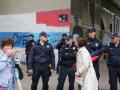Agentes de policía bloquean una calle cerca de la escuela primaria Vladislav Ribnikar en Belgrado, Serbia