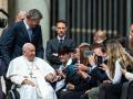 El papa Francisco conversa con algunos jóvenes en una Audiencia General en el Vaticano