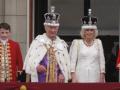 El Rey Carlos III y la Reina Camila saludan desde el balcón del Palacio de Buckingham