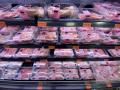 Neveras con carne envasada en la sección de carnicería de un supermercado de Madrid