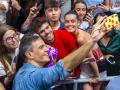 Pedro Sánchez haciéndose un selfie con varios jóvenes en Murcia