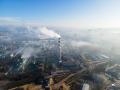 Vista aérea de Chisináu, Moldavia, con varias fábricas contaminantes