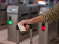 Una viajera sostiene un billete tras cruzar los tornos de la estación de Sants, a 9 de septiembre de 2022, en Barcelona, Catalunya (España). Los técnicos de Adif han resuelto la avería que desde primera hora de hoy impedía la circulación de todos trenes de Rodalies y Larga Distancia en vía convencional en Catalunya, que ya se ha retomado. Fuentes de Renfe han informado que el servicio de trenes será "irregular durante las próximas horas". La incidencia en el sistema de telecomunicaciones del centro de control del tráfico en Barcelona ha afectado a la circulación de todos los trenes, salvo a los de Alta Velocidad.
09 SEPTIEMBRE 2022;AVE;CATALUNYA;AVERIA;BARCELONA;TRENES
Lorena Sopêna / Europa Press
(Foto de ARCHIVO)
09/9/2022