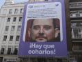 Imagen de la lona en contra del hermano de Ayuso puesta por Podemos en la calle Goya