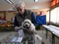 Varios ciudadanos esperan para emitir su voto en un colegio electoral en Atenas