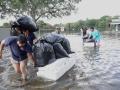La gente trata de salvar objetos de valor, vadeando las aguas de la inundación en el vecindario Edgewood de Fort Lauderdale, FloridaJoe Cavaretta/South Florida Sun / Dpa
(Foto de ARCHIVO)
13/4/2023 ONLY FOR USE IN SPAIN