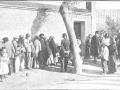 Cola formada por pobres en la puerta del Asilo de Lavanderas esperando recibir alimento, fotografía de Campúa en Nuevo Mundo (1905)