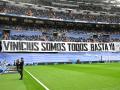Pancarta en apoyo a Vinicius en el fondo norte del Santiago Bernabéu