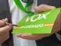 Un apoderado de Vox recorta la bandera de España de su acreditación
