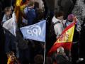 Simpatizantes del PP celebran los resultados electorales a las puertas de Génova