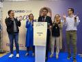 El futuro presidente de la Comunidad Valenciana, Carlos Mazón, recibe las felicitaciones de sus compañeros.