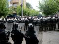 La policía antidisturbios de Kosovo junto con la policía militar de la KFOR