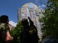 Un edificio de apartamentos de varios pisos resultó levemente afectado tras el ataque con drones en Moscú