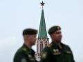Los militares rusos se muestran frente a una de las torres del Kremlin