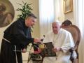 Enzo Fortunato con el Papa Francisco