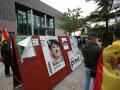 Un votante con la bandera de España junto a varios carteles de EH Bildu