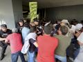 Los ganaderos tratando de asaltar el edificio de la Delegación Territorial de la Junta de Castilla y León en Salamanca