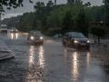 Varios coches circulan bajo la lluvia, a 29 de mayo de 2023, en Madrid