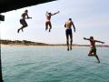 Cuatro personas se tiran al agua para combatir el calor en Australia