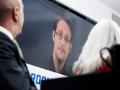 Una pantalla muestra al exanalista de la CIA Edward Snowden en videoconferencia desde Moscú (Rusia)