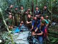 Fotografía cedida hoy por las Fuerzas Militares de Colombia que muestra a soldados e indígenas junto a los niños rescatados tras 40 días en la selva, en Guaviare (Colombia). Los cuatro niños que estaban perdidos desde el pasado 1 de mayo en las selvas del sur de Colombia tras el accidente del avión en el que viajaban junto a tres adultos fueron hallados con vida este viernes por militares que participaron en su búsqueda, informaron fuentes oficiales. EFE/ Fuerzas Militares de Colombia /SOLO USO EDITORIAL /SOLO DISPONIBLE PARA ILUSTRAR LA NOTICIA QUE ACOMPAÑA (CRÉDITO OBLIGATORIO)