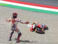 Marc Márquez se levanta resignado tras caerse en Mugello