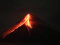 El monte Mayón arroja lava durante una erupción cerca de la ciudad de Legazpi