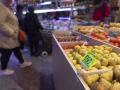 Peras en un puesto de frutas en un mercado