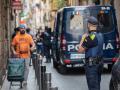 Un mosso d'esquadra, en el barrio de El Raval, en el centro de Barcelona