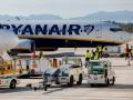 Un avión de Ryanair y carritos transportadores