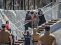 La gente se lleva a un superviviente del naufragio del barco en las costas de Grecia
