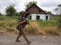 Un militar ucraniano patrulla en una calle de la aldea recientemente liberada de Blagodatne, región de Donetsk