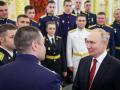 El presidente ruso Vladimir Putin felicita a los graduados de las escuelas militares superiores