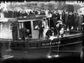 Agentes del gobierno vacían grandes botellas de ron en el río Elizabeth en Norfolk, Virgina, en 1922, en pleno imperio de la Ley Seca en EEUU