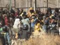 Inmigrantes subsaharianos agolpados en la valla de Melilla, el 23 de junio de 2022