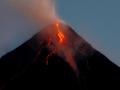 El volcán Mayón expulsa lava y cenizas cerca de la ciudad de Legazpi