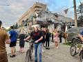 Un herido se aleja de un restaurante en Kramatorsk en la región de Donetsk tras el bombardeo ruso