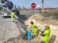 Operarios trabajan en las obras de mantenimiento y mejora de la antigua carretera CO-742, en Puente Genil