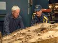 James Cameron y Robert Ballard, delante de una maqueta del pecio del 'Titanic'