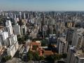 Fotografía aérea tomada hoy que muestra edificios y casas en la zona oeste del centro ampliado de Sao Paulo (Brasil)