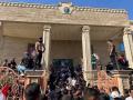 Manifestantes en la embajada de Suecia, en Bagdad, Irak